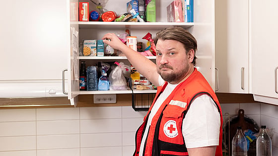 Skafferi med mat, Daniel Norman på Röda Korset.