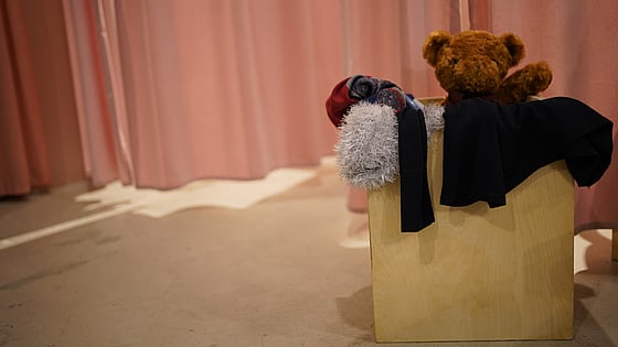 låda-med-kläder-och-prylar-att-skänka-till-second-hand-butik