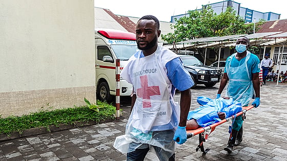 Kvinna vid matutdelning i Kongo-Kinshasa.