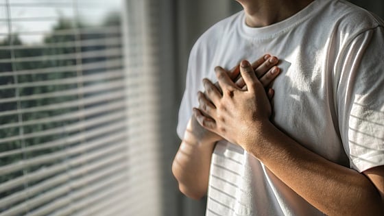 Person med långt hår och känsla av ångest