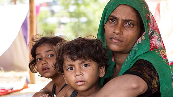 Ismat med sina barn i världens största flyktingläger i Bangladesh.