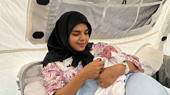 Mamma och barn på fältsjukhus i Gaza.