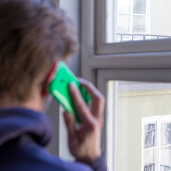 Bakhuvudet på man med mobil