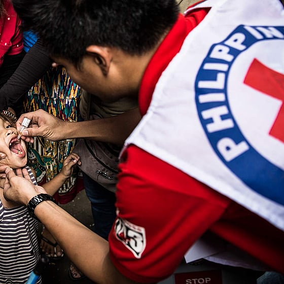 Pojke vaccineras mot smittsam sjukdom