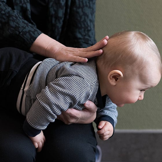 Händer som håller i bebis