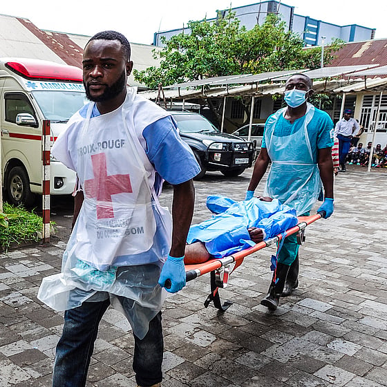 Kvinna vid matutdelning i Kongo-Kinshasa.