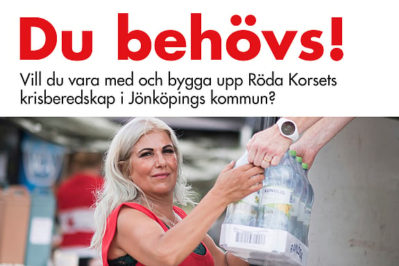En kvinna som hjälper till att lasta vattenflaskor.