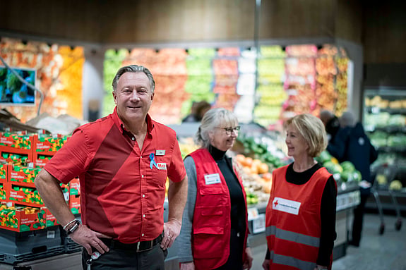 En man och två kvinnor i en matbutik.