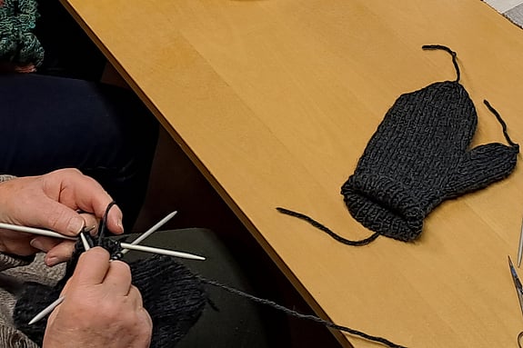 Bild på en person som stickar