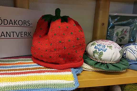 Virkat, stickat och broderat hantverk från Röda korset.