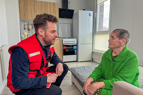 Nina kollar in den sprillans nya lägenheten i Sumy tillsammans Daniel Wallinder.