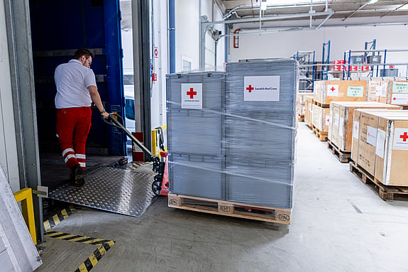 Sjukvårdsutrustning packas på Volvo lastbilar.