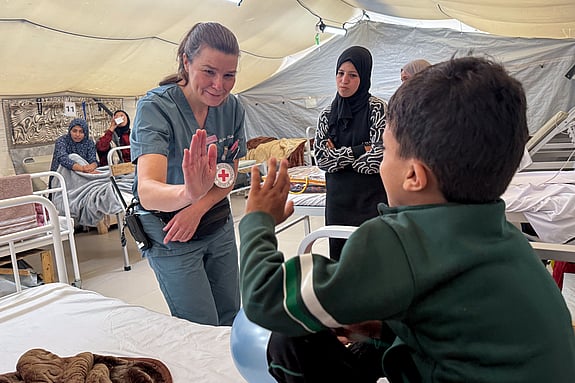 Narkosläkaren Monica THALLINGER är en de som hjälper patienterna på fältsjukhuset i Rafah, Gaza.