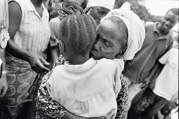 Återförenas under kriget i Liberia.