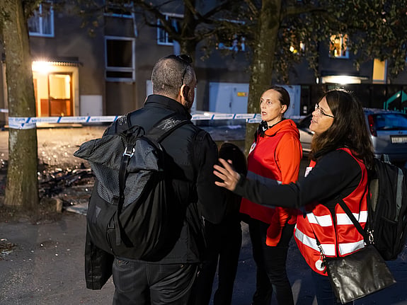 Kvinnliga volontärer gör krisinsats i Hässelby