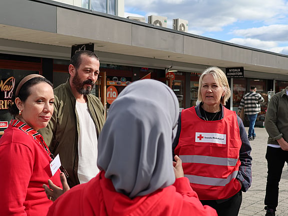 Personer som pratar utomhus