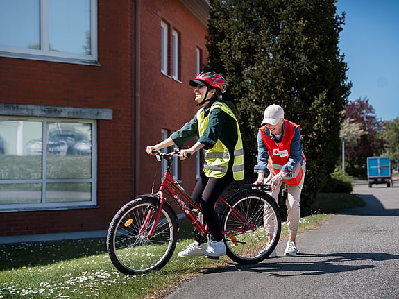 En person som skjutsar en annan på cykel