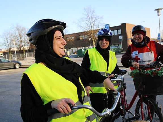 Att cykla är inte bara bra för hälsan. Det kan också vara ett sätt att lättare komma in i det svenska samhället. Följ med till vår cykelskola i Malmö.
