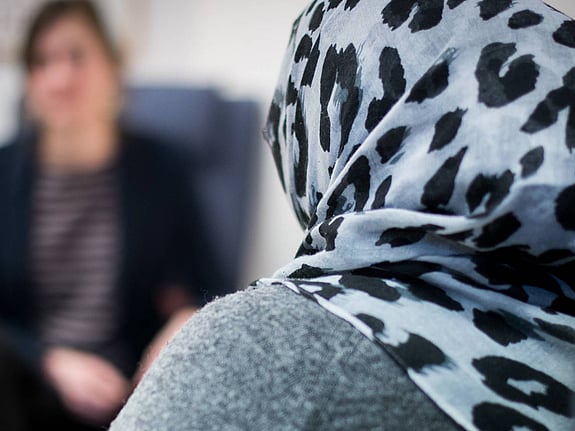 Två kvinnor sitter mittemot varandra