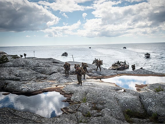 Soldater och militärbåtar i skärgården