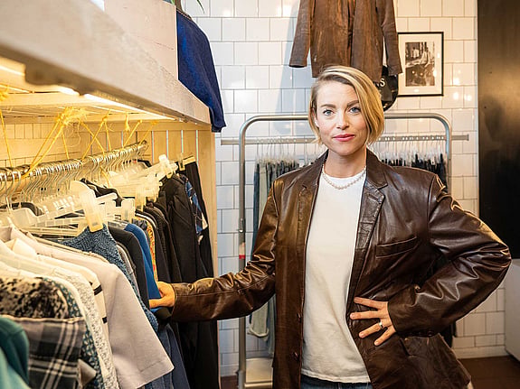 Sara Wimmercranz i Röda korset second hand-butik