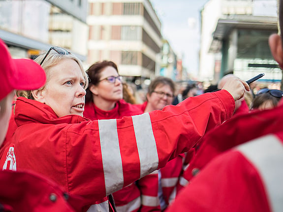 Rödklädda första hjälpare under insats