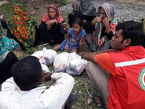 Grupp kvinnor och barn i Coxs Bazar