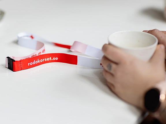 Hand med kaffekopp