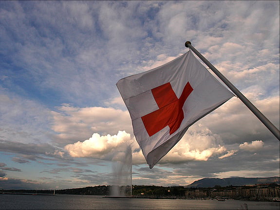 Flagga med rött kors.