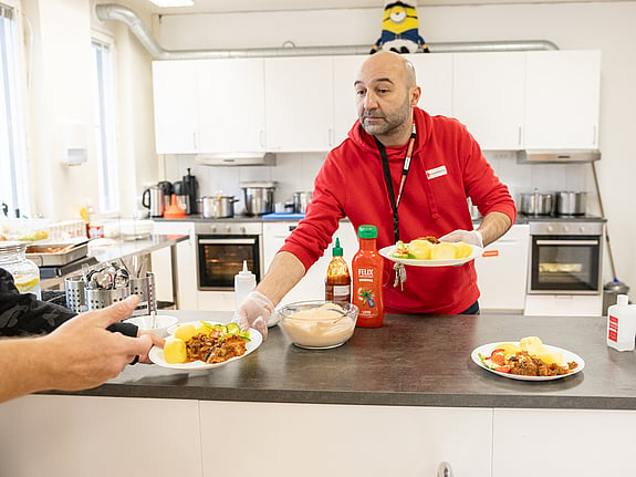 Mat delas ut av Röda Korset när fler blir fattiga i Sverige.