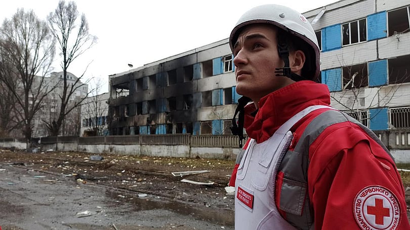 Volontär på Röda Korset i Ukraina hjälper efter att byggnader skadats i kriget.