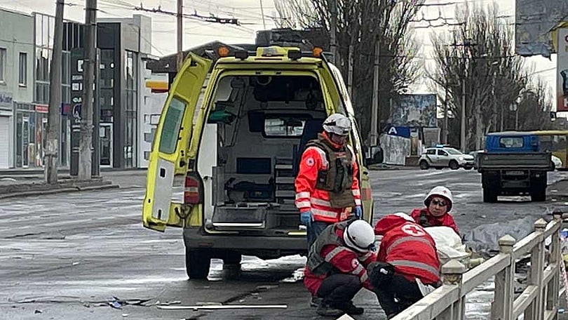 I staden Cherson hjälper våra volontärer skadade efter en attack