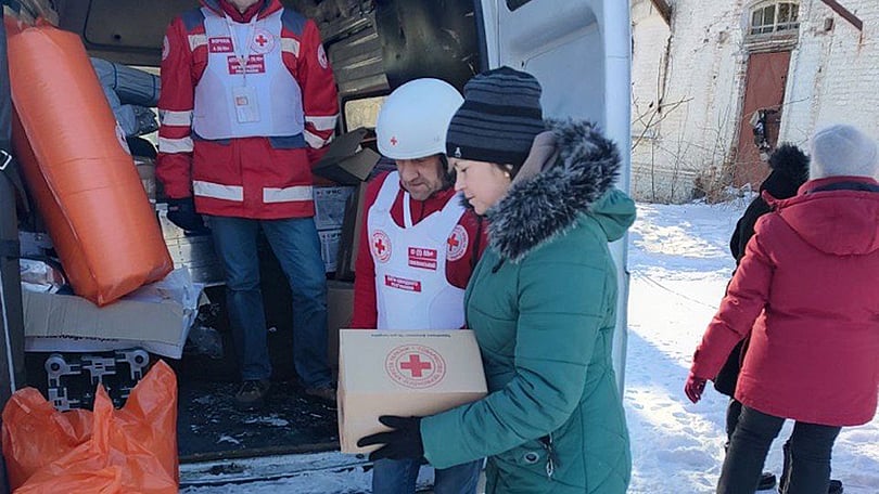 Volontärer lastar ut paket med filtar och annan nödhjälp till behövande i Ukraina.