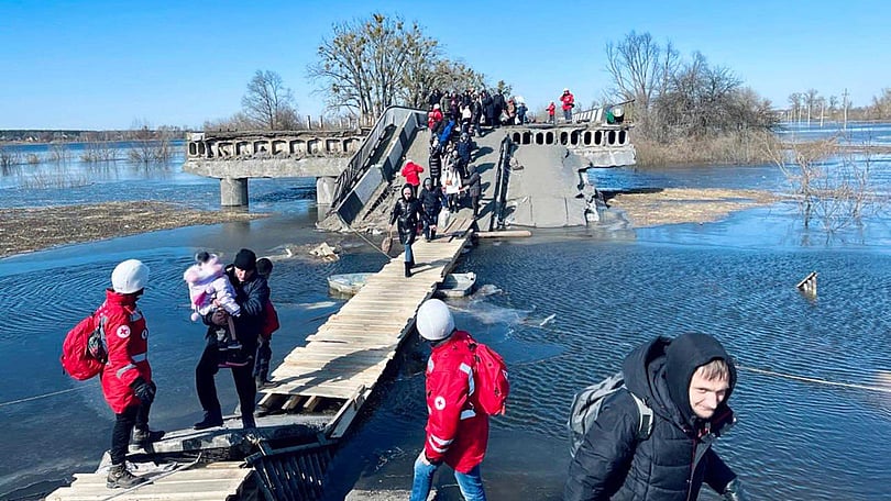 Efter att bron till Demydiv norr om Kiev sprängdes har våra volontärer byggt en landgång på platsen
