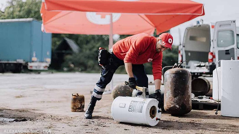 Våra volontärer bygger egna spisar som människor kan använda under vintern.