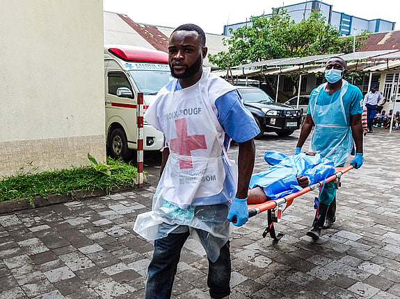 Röda Korset hjälper på sjukhus i Kongo-Kinshasa.
