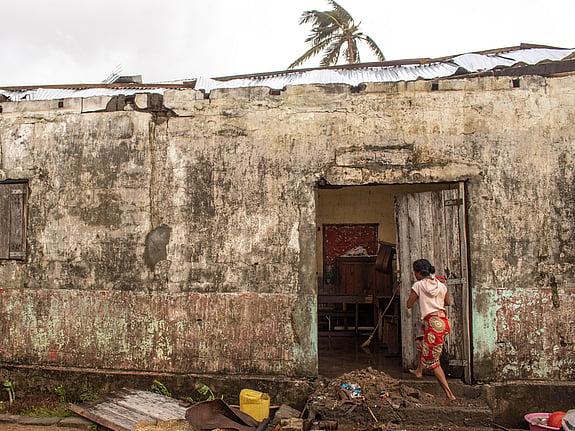 Mor och förstörd byggnad efter extremväder i Madagaskar