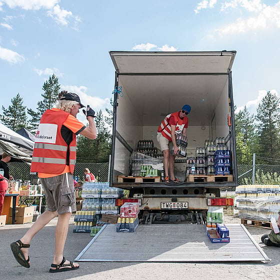 Personal lastar en skåpbil i Ljusdal