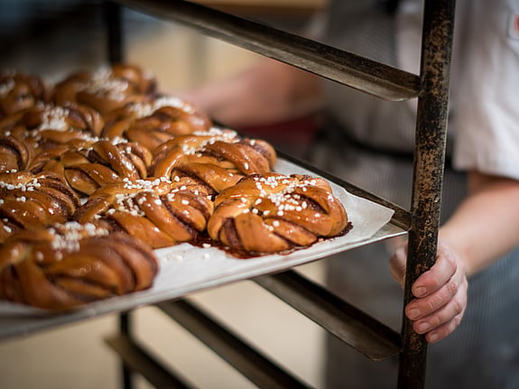 Kanelbullar på en plåt