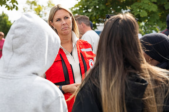 Volontär från Röda Korset i samtal