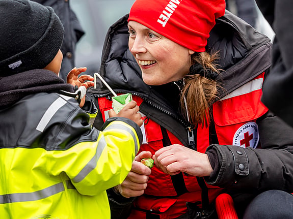 Röda Korsets volontärer går tillsammans