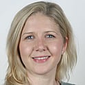 Leende kvinna med blont hår.