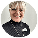 Leende kvinna med blont hår.