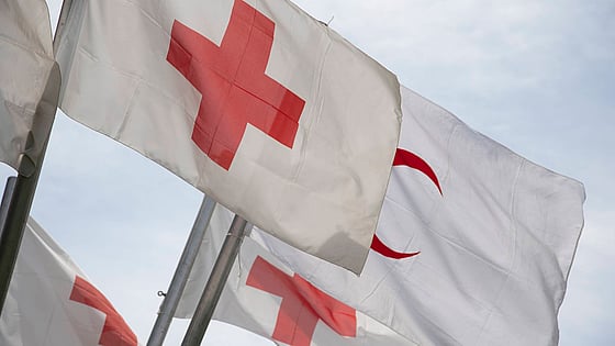 Flaggor med Röda Kors- och Röda Halvmåne-emblem