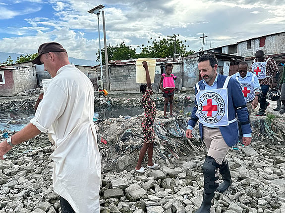 Nödhjälp i Haiti av Röda Korset