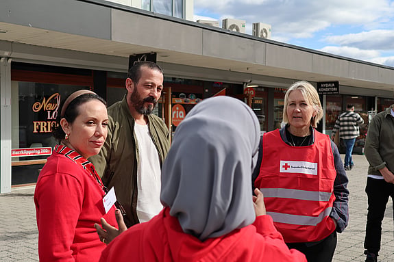 Personer som samtalar utomhus