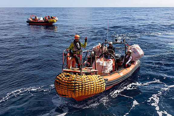 Röda Korset räddar flyktingar på havet