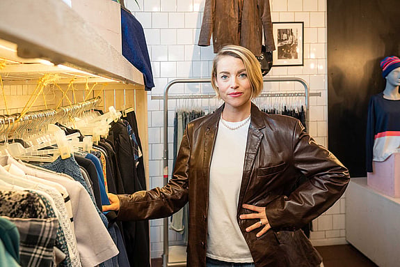 Sara Wimmercranz i Röda Korset second hand-butik