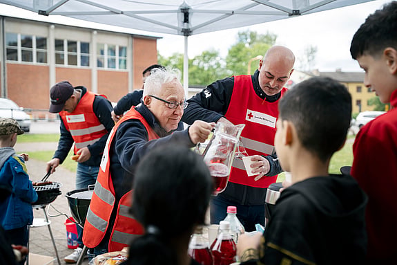 En person som serverar saft