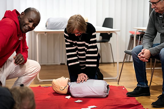 Kursledaren visar hur man gör hjärt-lungräddning